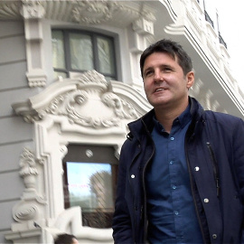 01/04/2022 Jesús Cintora pasea por la Gran Vía madrileña después de su entrevista con 'Público'