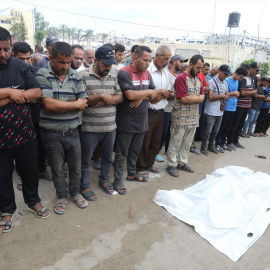 Palestinos durante el funeral de una víctima muerta tras los ataques israelíes, a 26 de julio de 2024, en Jan Yunis, Gaza.
