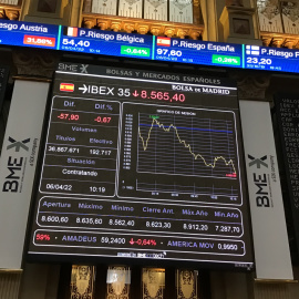 Panel informativo con la evolución del Ibex 35, en la Bolsa de Madrid. EFE/ Vega Alonso Del Val