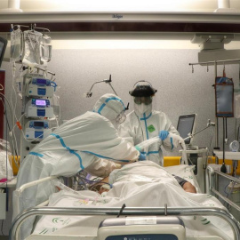 Imagen de archivo de facultativos atienden a un paciente con covid en la UCI del Hospital Reina Sofía de Córdoba.