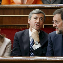 El líder del PP, Mariano Rajoy, el secretario general, Ángel Acebes y la portavoz popular en el Congreso, Soraya Sáenz de Santamaría (d a i), conversan momentos antes del acto solemne de apertura de la IX Legislatura de las Cortes Generales, que presi
