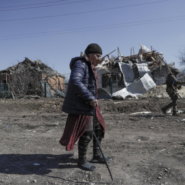 una mujer camina por una zona de viviendas devastadas por los ataques rusos en la región de Kharkiv (Ucrania) este 7 de abril de 2022.