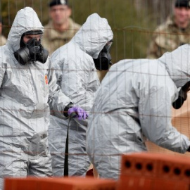 Personal militar británico con un mono protector trabaja en Salisbury/AFP