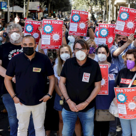 Los secretarios generales de CCOO de Catalunya, Javier Pacheco, y de UGT de Catalunya, Camil Ros, junto a unos 200 sindicalistas en la concentración de Barcelona.