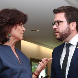 Fotografía facilitada por Presidencia del Gobierno de la reunión de la vicepresidenta, Carmen Calvo, y el vicepresidente de la Generalitat de Cataluña, Pere Aragonès, hoy en Moncloa, para avanzar en la normalización de las relaciones entre ambas inst