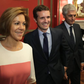 El candidato a la Presidencia del PP Pablo Casado (c), la secretaría general del PP, María Dolores de Cospedal (i), y Alfonso Suárez Illana (d) durante el desayuno informativo que Fórum Europa ha organizado en un hotel de Madrid. /EFE