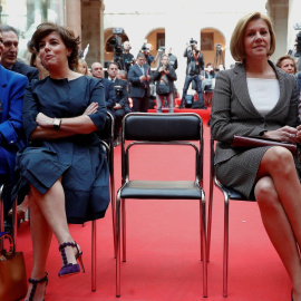 La exvicepresidenta Soraya Sáenz de Santamaría y la secretaria general del PP, María Dolores de Cospedal, en la Real Casa de Correos durante los actos del 2 de mayo. EFE/Chema Moya