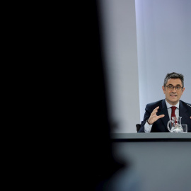 20/07/2021.- El ministro de la Presidencia, Relaciones con las Cortes y Memoria Democrática, Félix Bolaños, durante la rueda de prensa posterior a la reunión del Consejo de Ministros, este martes en el Palacio de la Moncloa. EFE/ Emilio Naranjo