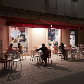Varias personas en una terraza de Santander. Foto de archivo.