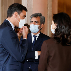 El presidente del Gobierno, Pedro Sánchez (i) conversa con el presidente del Consejo General del Poder Judicial (CGPJ), Carlos Lesmes (c), y la ministra deJusticia, Pilar Llop, antes del inicio del acto de homenaje de estado a las víctimas de la pandemi