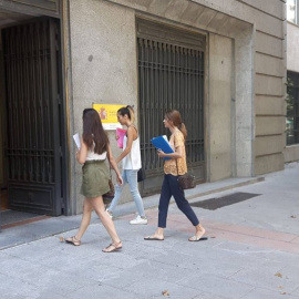 Tres de las aspirantes a psicólogo militar que aprobaron con nota suficiente para obtener plaza acuden al Ministerio de Defensa para defender sus derechos. Plataforma Defendiendo 7 Plazas