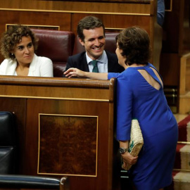 Santamaría saluda a Casado, ya sentado en el escaño reservado al líder de la oposición.- EFE