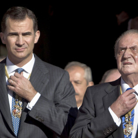 Los españoles comenzaron a suspender a la monarquía como institución en octubre de 2011, y siguieron haciéndolo hasta que el CIS dejó de preguntar en junio de 2015. EMILIO NARANJO / EPA