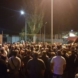 Repartidores reunidos en asamblea por la noche.- TENO