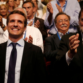 Pablo Casado recibe el aplauso de Mariano Rajoy y de los compromisarios del PP, tras su elección como presidente del partido conservador. REUTERS/Javier Barbancho