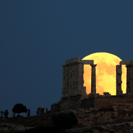 La luna de sangre, desde el Templo de Poseidón en Atenas, Grecia. REUTERS/Alkis Konstantinidis