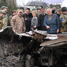 La presidenta de la Comisión Europea, Ursula von der Leyen (centro), y el alto representante de la Unión Europea para Asuntos Exteriores y Política de Seguridad, Josep Borrell, durante su visita a la ciudad de Bucha, al noroeste de Kiev, el 8 de abril 