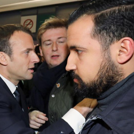Fotografía de archivo muestra al presidente francés, Emmanuel Macron (izq), junto a su guardaespaldas Alexandre Benalla (dch) durante su visita a la 55ª Feria Internacional de Agricultura en el centro de exhibiciones Porte de Versailles, en París (Fra