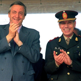 El expresidente de Argentina, Néstor Kichner aplaude junto al general Roberto Bendini durante el Día de las Fuerzas Armadas, en Buenos Aires en el año 2003