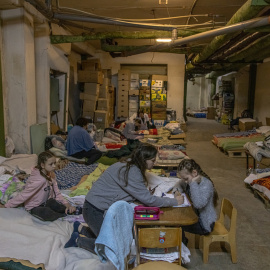 Madres y niños se refugian en el sótano del Hospital Infantil Ohmadyt en Kiev (Kiev), Ucrania, este 1 de marzo durante los bombardeos rusos sobre la capital.