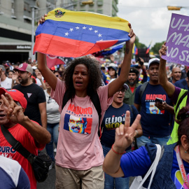 Partidarios del presidente venezolano Nicolás Maduro participan en Caracas en una manifestación  a favor de un proyecto de ley que permitiría al gobierno prohibir partidos políticos, organizaciones o medios de comunicación que inciten al fascismo. RE