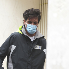 08/04/2022 El empresario Luis Medina, pillado mientras pasea a su perro en Madrid