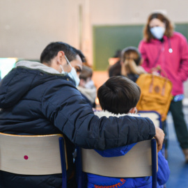 Un niño espera para recibir la vacuna contra el coronavirus en el CEIP Campanar, a 13 de enero de 2022, en València.