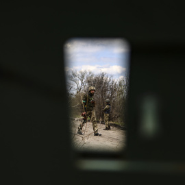 Militares ucranianos montan guardia en un puesto de control en las afueras de Barvinkove, en el este de Ucrania, el 15 de abril de 2022.