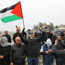 Los árabes israelíes gritan consignas y ondean banderas nacionales palestinas mientras organizan una protesta en la ciudad mayoritariamente árabe de Umm al-Fahm, en el norte de Israel, en solidaridad con las comunidades beduinas del desierto de Negev c
