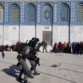 La policía israelí se enfrenta a los palestinos dentro del complejo de la mezquita de Al-Aqsa después de que la policía israelí ingresara al complejo antes del amanecer mientras miles de musulmanes se reunían para rezar durante el mes sagrado del Ra
