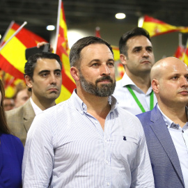 17/10/2019.- cto público de Vox. En la imagen, el presidente de Vox, Santiago Abascal (c), junto a la candidata de Vox al Congreso, Rocío de Meer (i); y el diputado de Vox, Rodrigo Alonso. En Aguadulce (Almería, España), a 17 de octubre de 2019.
