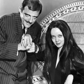John Astin y Carolyn Jones como Gomez and Morticia Addams, de 'La Familia Addams'