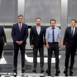 Los candidatos a la presidencia del Gobierno (i-d) Pablo Casado, Pedro Sánchez, Santiago Abascal, Pablo Iglesias y Albert Rivera, momentos antes de comenzar el debate electoral celebrado el pasado lunes. EFE/Juan Carlos Hidalgo