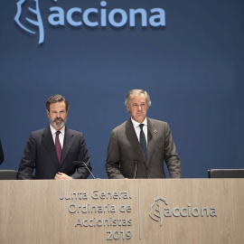 El presidente de Acciona, José Manuel Entrecanales, y su vicepresidente, Juan Ignacio Entrecanales, en la junta de accionistas de la constructora. E.P.