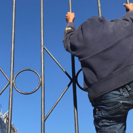 Un mena, en el Puerto de Ceuta. / SERGIO RODRIGO