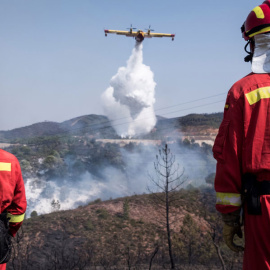 Técnicos del UME en el incendio de la Sierra de San Cristóbal. EFE