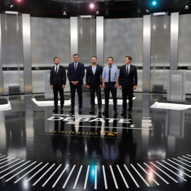Los candidatos a la presidencia del Gobierno, (i-d) Pablo Casado, Pedro Sánchez, Santiago Abascal, Pablo Iglesias y Albert Rivera, momentos antes de comenzar el debate para las elecciones del 10-N. REUTERS/Susana Vera