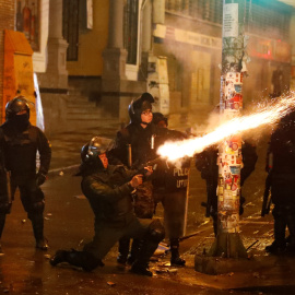 07/11/2019 -. La policía dispara un arma durante los enfrentamientos entre los manifestantes contra el presidente de Bolivia, Evo Morales, y los partidarios del gobierno./ REUTERS (Kai Pfaffenbach)