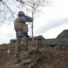 Un soldado ucraniano en una posición entre las regiones de Luhansk y Donetsk. EFE/EPA/STR