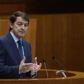 El presidente en funciones de la Junta de Castilla y León, Alfonso Fernández Mañueco, del PP, durante el debate de investidura del que saldrá el primer gobierno regional gobernado por su partido y Vox.