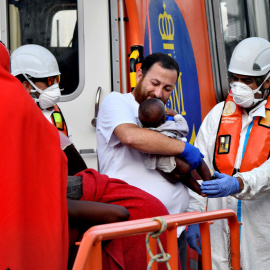 Llegada al puerto de Almería de 25 personas de origen magrebí, entre ellas algunos menores, rescatadas por Salvamento Marítimo en el mar de Alborán. EFE