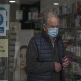 Un hombre sale de una farmacia con mascarilla este martes en Ourense.