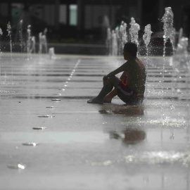 Un hombre se refresca en una fuente de Córdoba debido a las altas temperatura. EFE/Rafa Alcaide