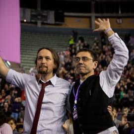 Fotografía de archivo de Pablo Iglesias y Juan Carlos Monedero saludando a los miembros del Consejo Ciudadanos de Podemos.