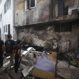 Palestinos cerca del lugar dañado por un ataque con drones en el campo de refugiados de Nur Shams en Tulkarm en Cisjordania ocupada por Israel, 27 de agosto de 2024.