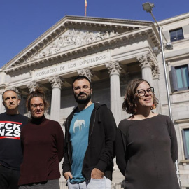 Los miembros de la CUP de izquierda a derecha: Francesc Gabarrell , Mireia Vehí, Albert Botran y Eulàlia Reguant posan frente al Congreso de los Diputados