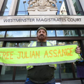 Un hombre sostiene una pancarta pidiendo la libertad de Assange durante una protesta frente al Tribunal de Magistrados de Westminster en Londres, este miércoles.