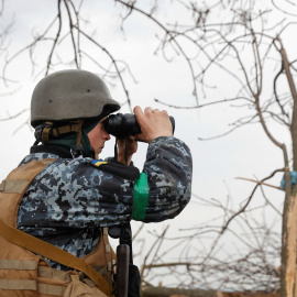 Un militar ucraniano observa con unos prismáticos, mientras continúa el ataque de Rusia a Ucrania, en una posición en la región de Donetsk, Ucrania, 18 de abril de 2022.