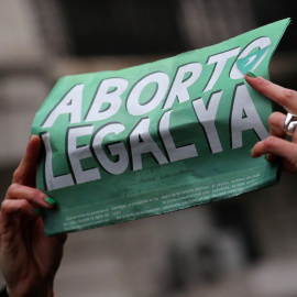 Los tambores y cánticos por el aborto legal acompañan a los pañuelos, pelucas y carteles teñidos de verde./ REUTERS - Marcos Brindicci