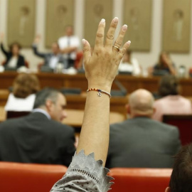 Una de las componentes de la Diputación Permanente durante una votación. E.P./Óscar J.Barroso